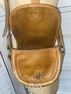 Vintage Dooney & Bourke British Tan Pebbled Leather Crossbody Handbag Purse USA